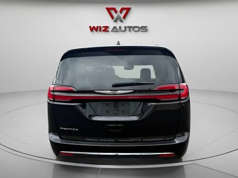 Used 2022 Chrysler Pacifica Touring-L FWD image 3