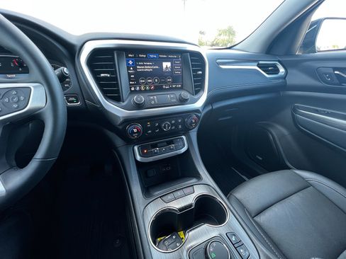 Used 2023 GMC Acadia SLT w/ Preferred Package image 13