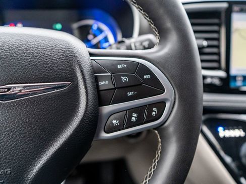 Used 2024 Chrysler Pacifica Select image 26