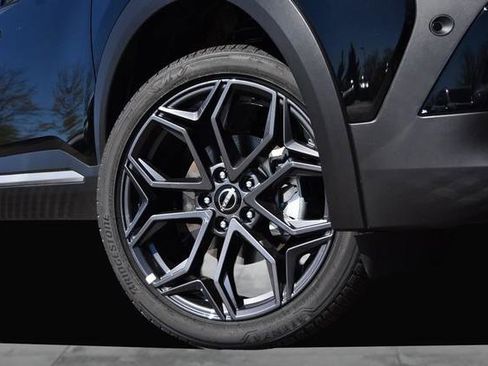 New 2025 Nissan Kicks SR image 3