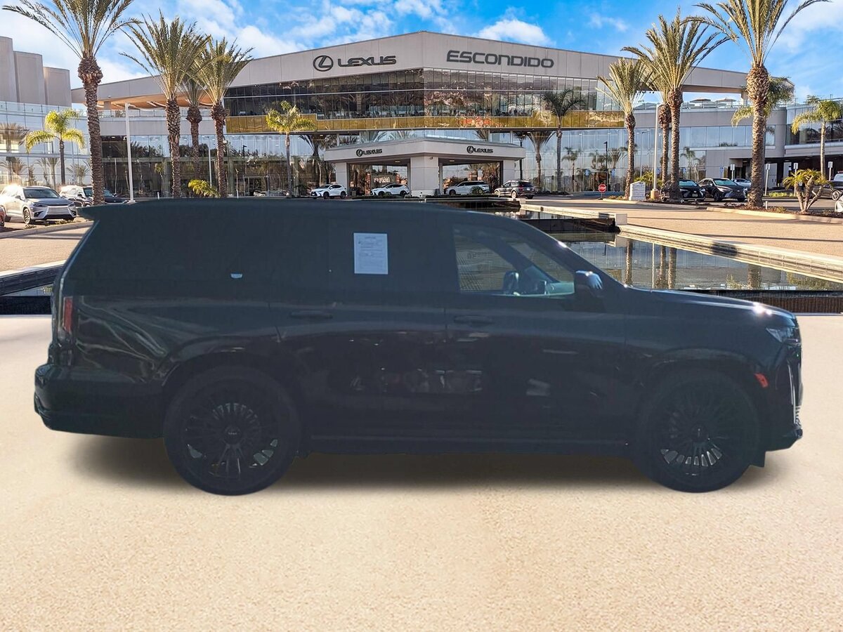 Used 2022 Cadillac Escalade Sport Platinum w/ Heavy-Duty Trailer Package AWD/4WD image 4