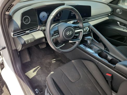 Used 2025 Hyundai Elantra SEL FWD image 4