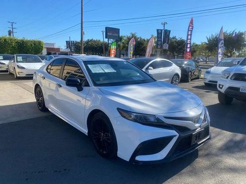 Used 2022 Toyota Camry SE image 9
