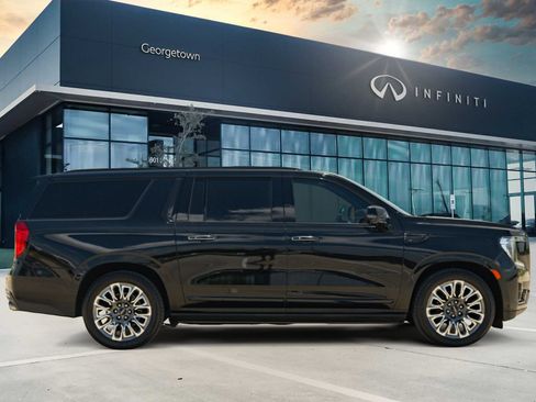 Used 2023 GMC Yukon XL Denali Ultimate AWD/4WD image 4