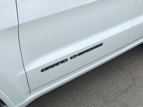 Used 2018 Jeep Grand Cherokee Altitude RWD image 32