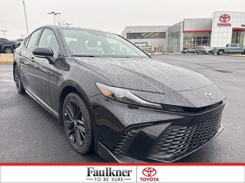 Used 2025 Toyota Camry SE image 1