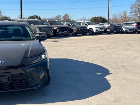 Used 2025 Toyota Camry SE image 3