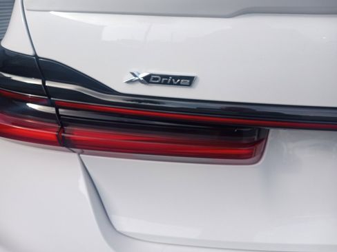 Used 2022 BMW 750i xDrive w/ Autobahn Package image 25