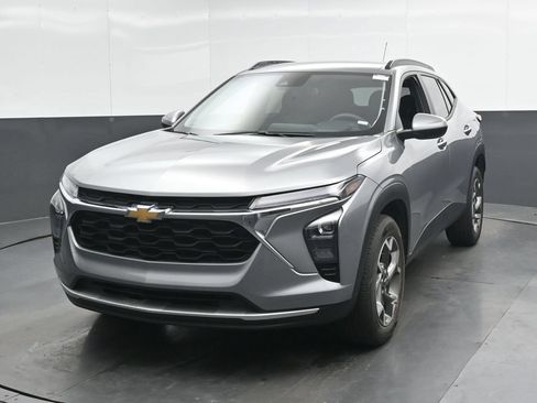 Used 2025 Chevrolet Trax LT FWD image 6