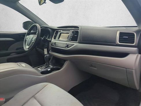 Used 2019 Toyota Highlander LE FWD image 27