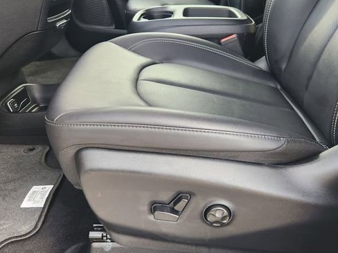 Used 2025 Chrysler Pacifica Select FWD image 23