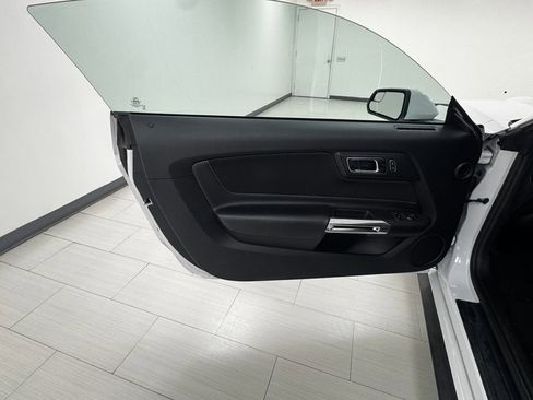 Used 2017 Ford Mustang Coupe image 9