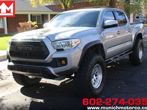 Used 2017 Toyota Tacoma TRD Off-Road image 1