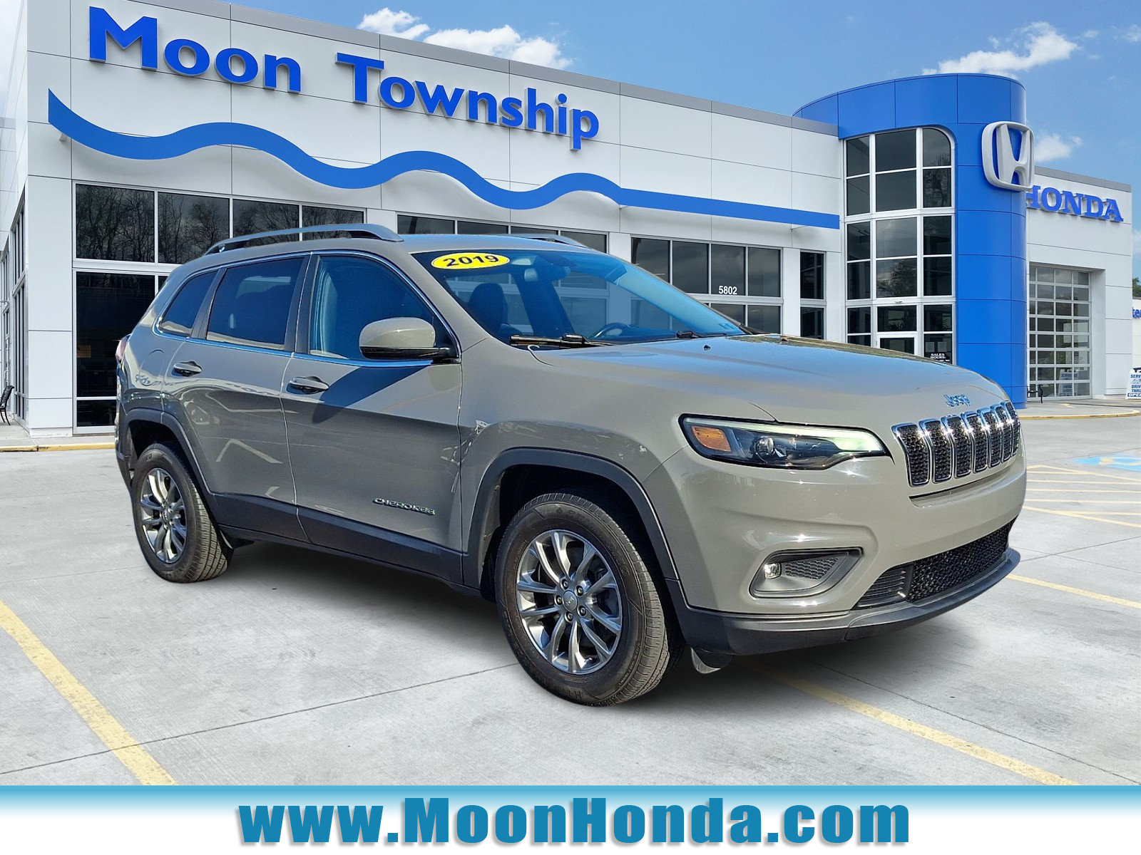 Used 2019 Jeep Cherokee Latitude Plus w/ Cold Weather Group AWD/4WD image 1