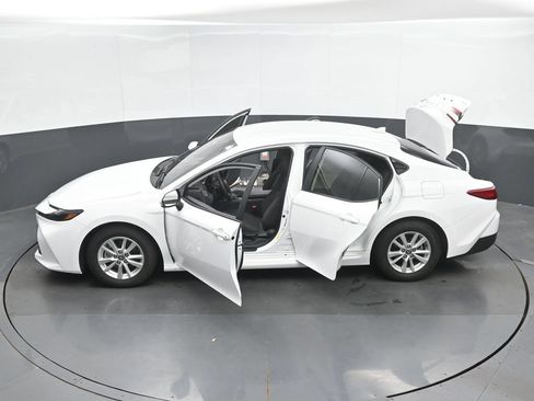 Used 2025 Toyota Camry LE FWD image 47