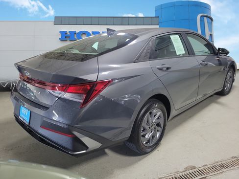Used 2024 Hyundai Elantra SEL FWD image 5