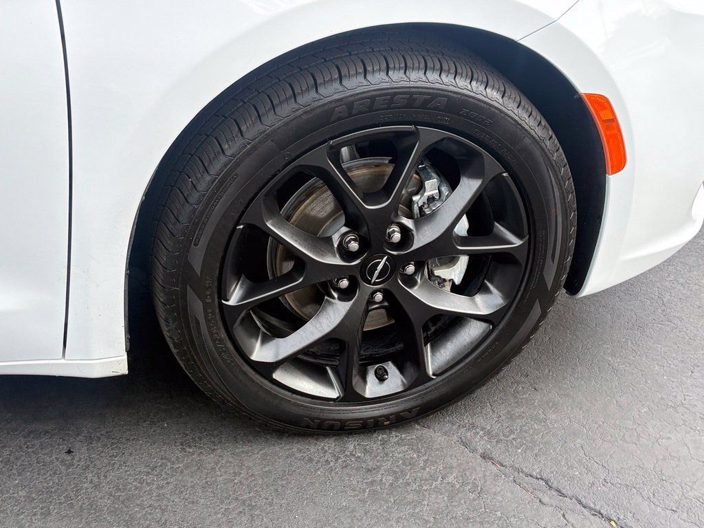 Used 2025 Chrysler Pacifica Limited FWD image 16