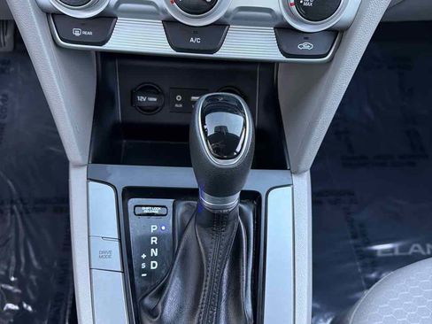 Used 2019 Hyundai Elantra SE image 30