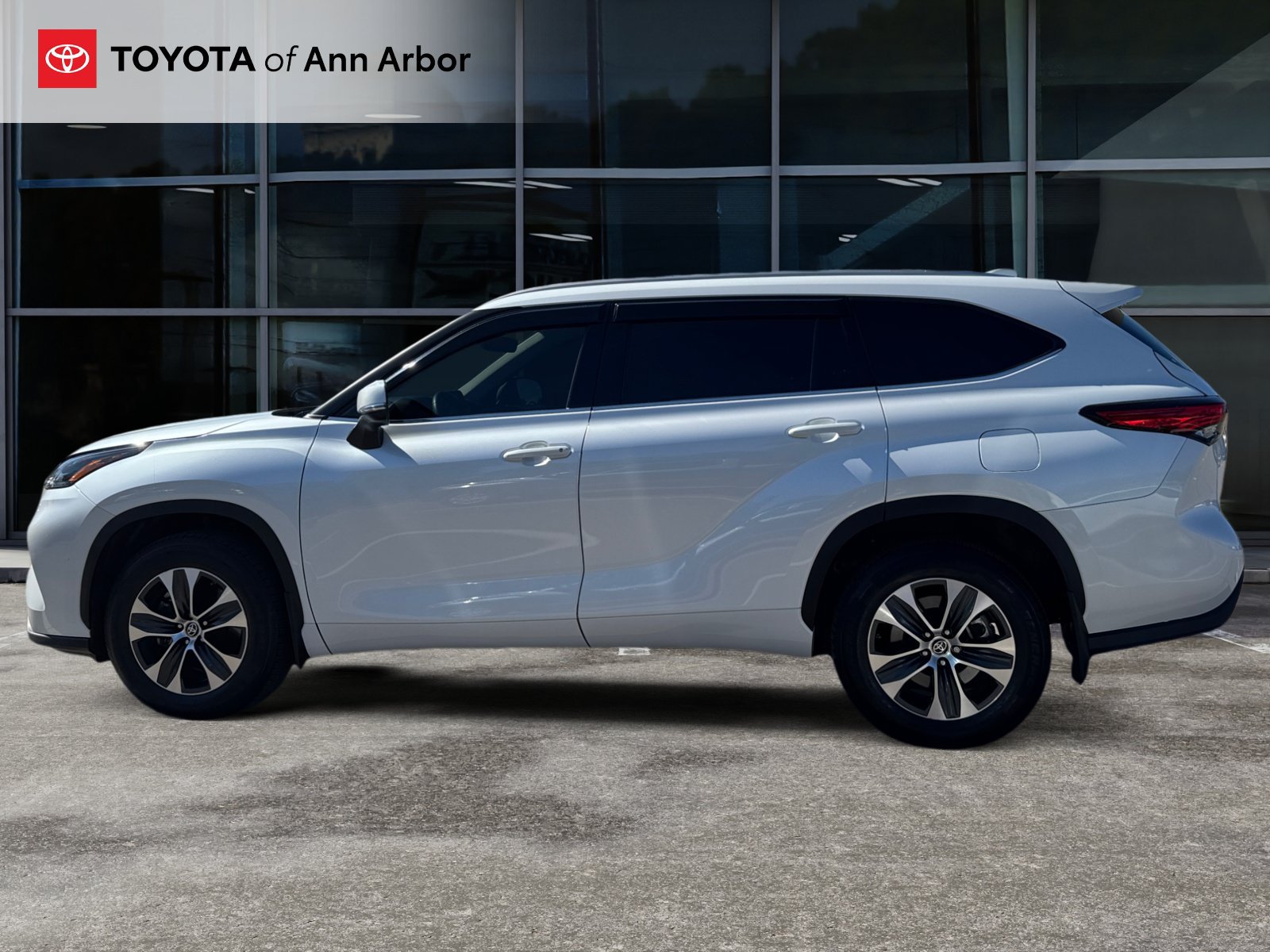 Used 2022 Toyota Highlander XLE AWD/4WD image 10
