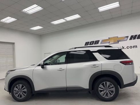 Used 2025 Nissan Pathfinder SV FWD image 8