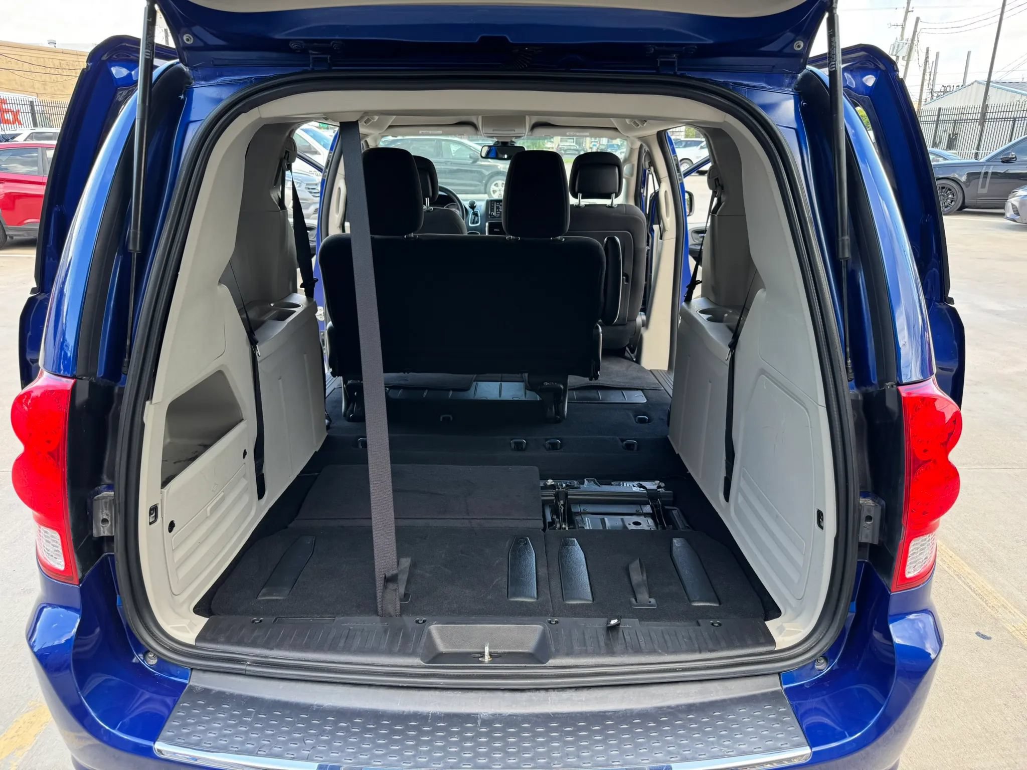 Used 2019 Dodge Grand Caravan SE w/ UConnect Hands-Free Group FWD image 33