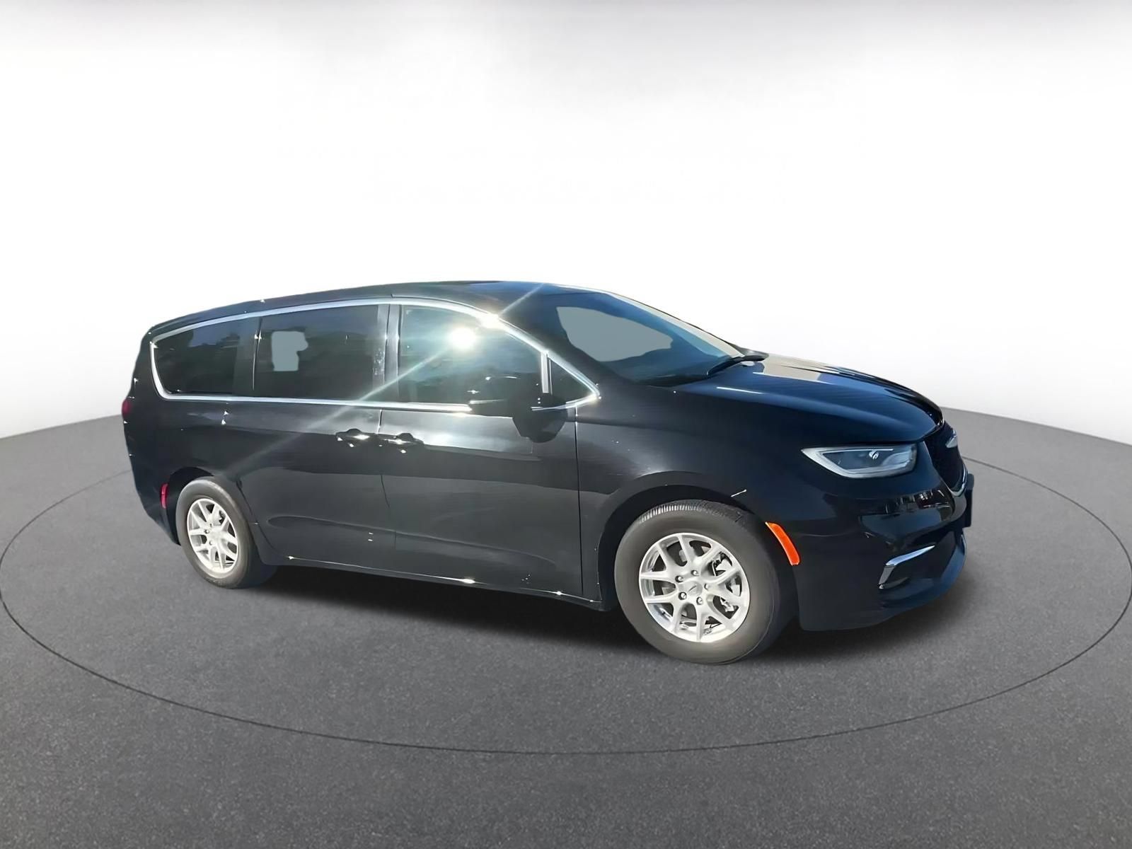 Used 2024 Chrysler Pacifica Touring-L FWD image 2