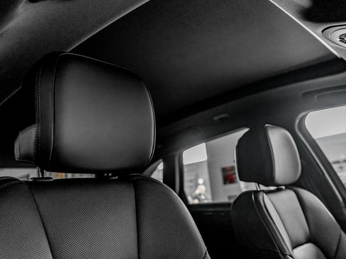 Certified 2026 Porsche Macan AWD/4WD image 26