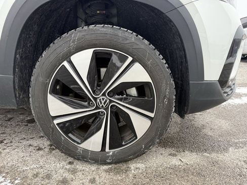 Used 2024 Volkswagen Taos SE image 4