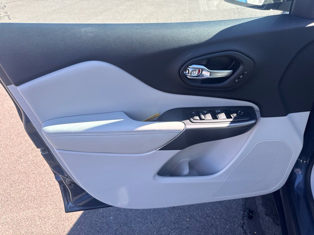 Used 2019 Jeep Cherokee Limited w/ Luxury Group AWD/4WD image 18