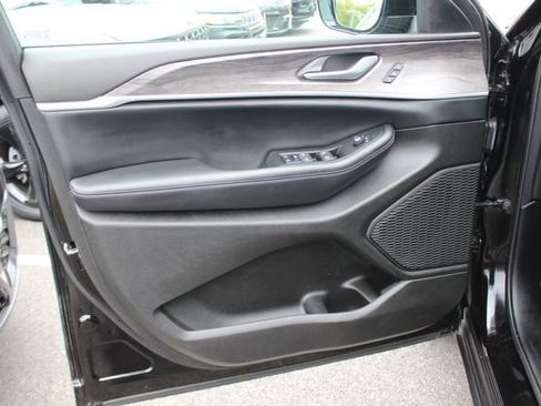 Used 2024 Jeep Grand Cherokee L Limited w/ Black Appearance Package AWD/4WD image 22