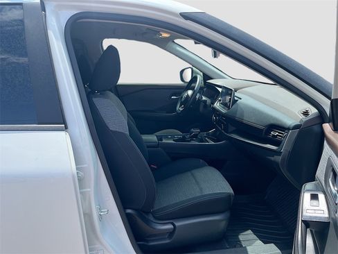 Used 2023 Nissan Rogue SV image 27