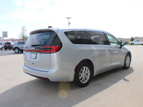 Certified 2023 Chrysler Pacifica Touring-L FWD image 6