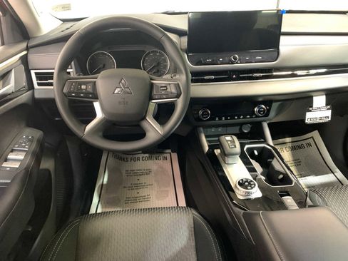 New 2025 Mitsubishi Outlander ES image 4