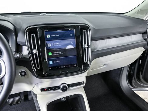 Certified 2025 Volvo XC40 B5 Ultra AWD/4WD image 15