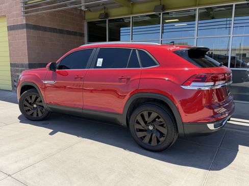Used 2024 Volkswagen Atlas Cross Sport SE w/ Panoramic Sunroof Package FWD image 5