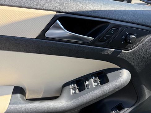 Used 2011 Volkswagen Jetta SE image 16