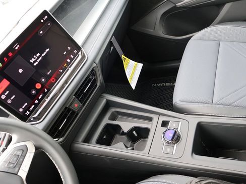 New 2026 Volkswagen Tiguan SE image 23