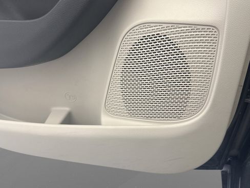 Used 2019 Chrysler Pacifica Touring-L FWD image 16