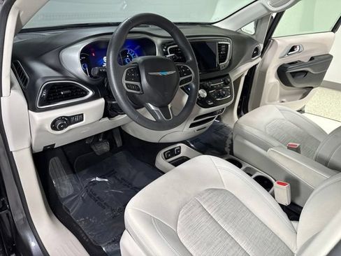 Used 2018 Chrysler Pacifica Touring Plus FWD image 13