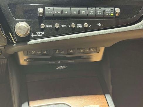 Certified 2022 Lexus ES 300h w/ Accessory Package FWD image 36