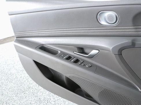 Used 2025 Hyundai Elantra Sport FWD image 21