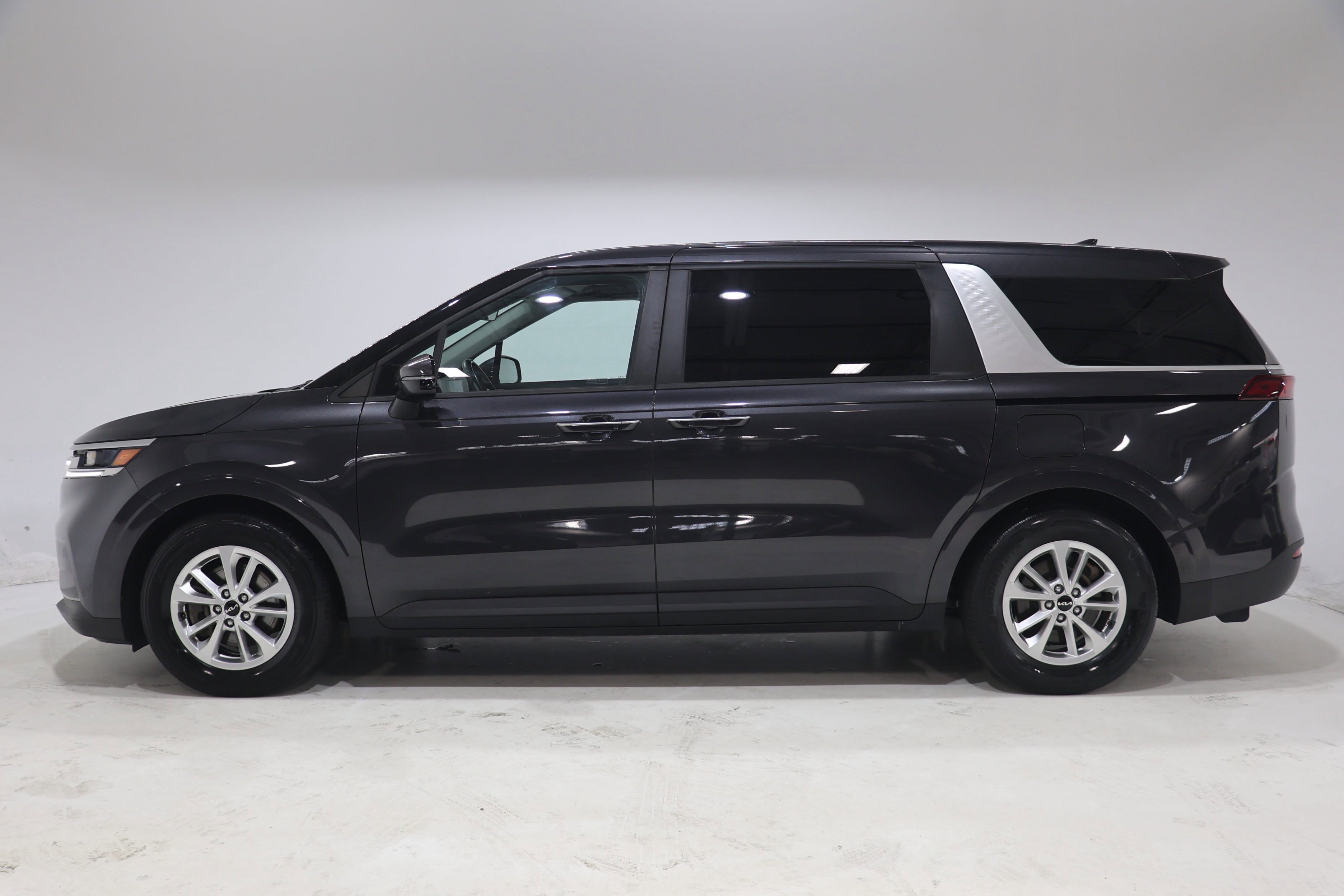 Used 2022 Kia Carnival LX FWD image 4