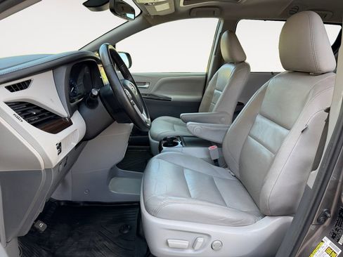 Used 2019 Toyota Sienna XLE FWD image 14