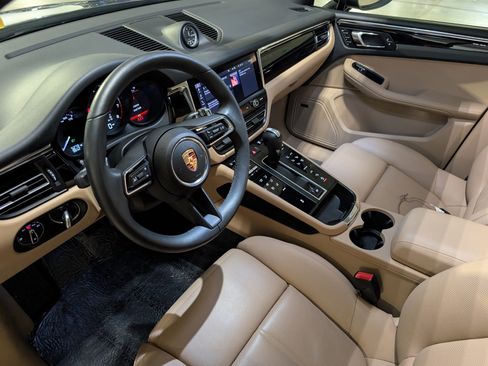 Used 2025 Porsche Macan image 4