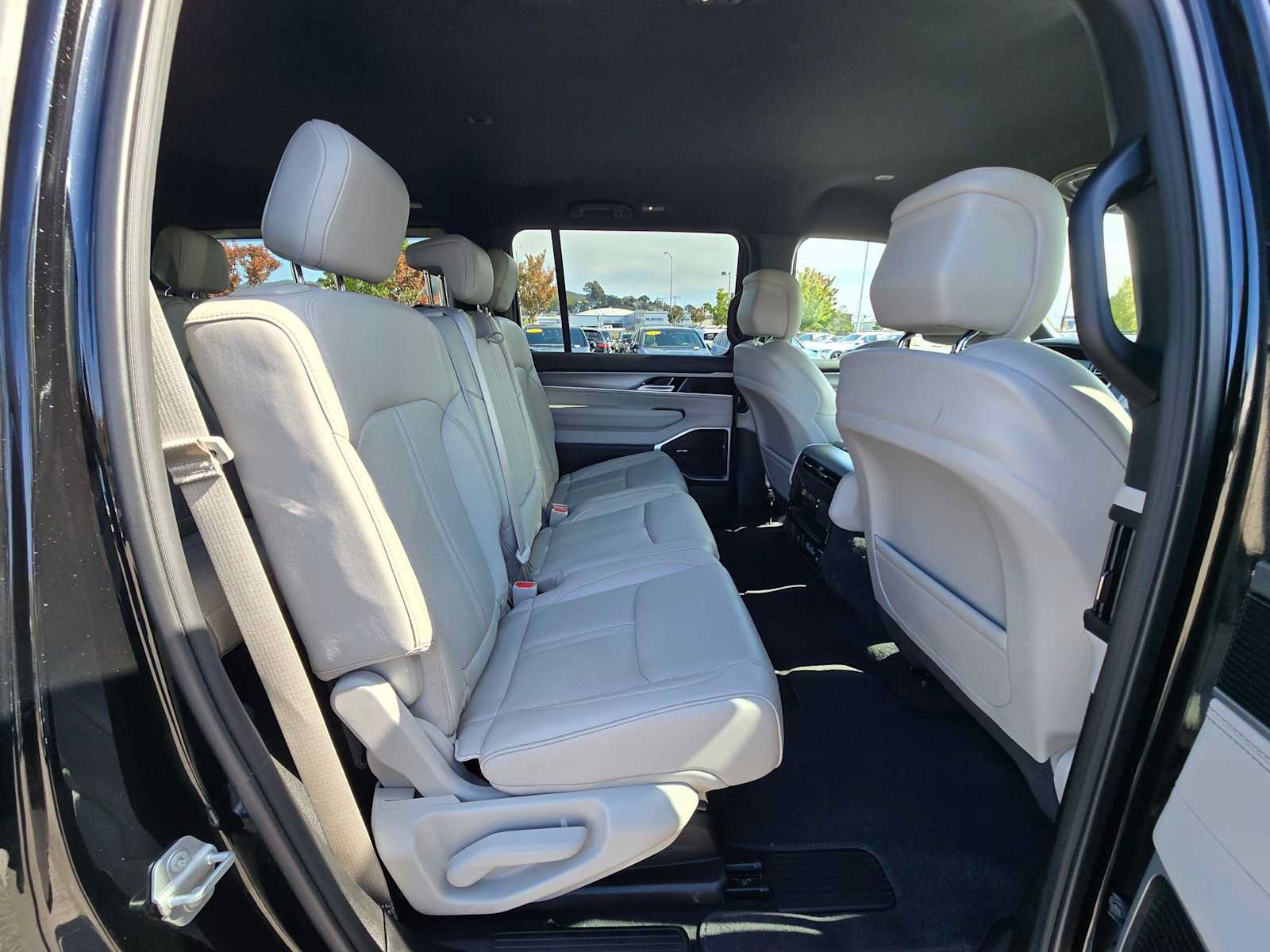 Used 2025 Jeep Wagoneer 4WD image 12