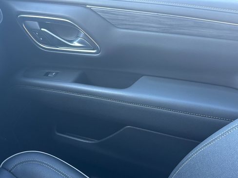 Used 2023 GMC Yukon XL SLT w/ SLT Premium Package image 30