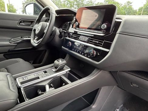 Used 2025 Nissan Pathfinder SV w/ Black Appearance Package image 40