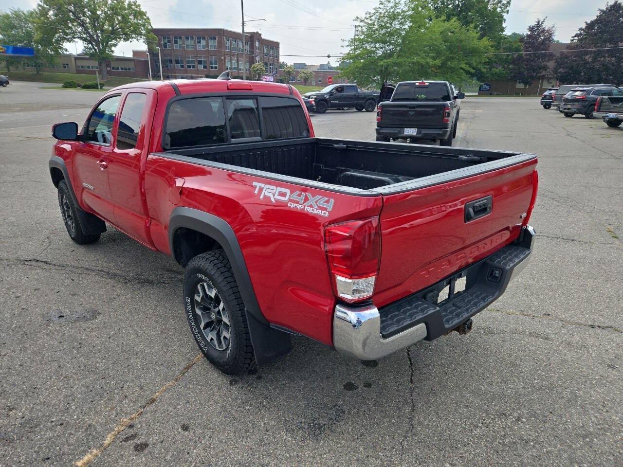 Used 2017 Toyota Tacoma SR5 AWD/4WD image 6
