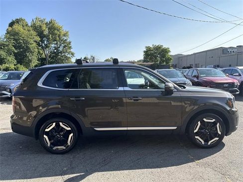 Used 2024 Kia Telluride EX w/ EX Captain's Chair Package image 8