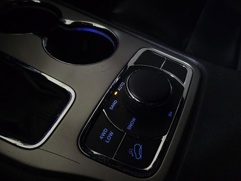 Used 2019 Jeep Grand Cherokee Limited image 38